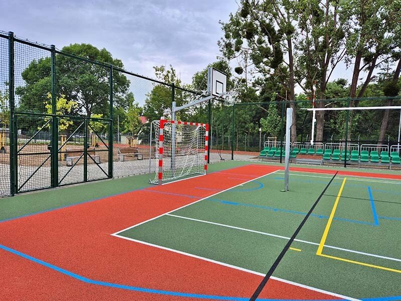 Outdoor multisport court